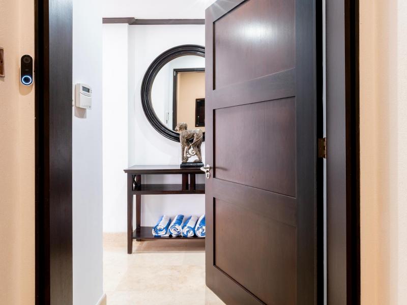 Coral Cove 1 , Beach Front , Paynes Bay , St James , West Coast 