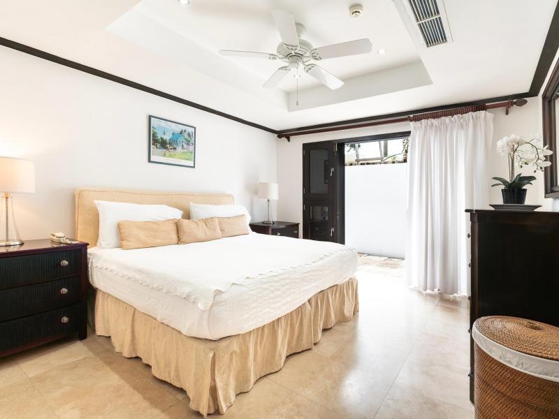 Coral Cove 1 , Beach Front , Paynes Bay , St James , West Coast 