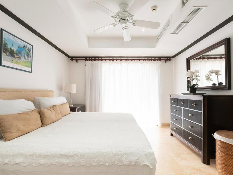 Coral Cove 1 , Beach Front , Paynes Bay , St James , West Coast 