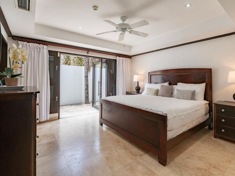 Coral Cove 1 , Beach Front , Paynes Bay , St James , West Coast 