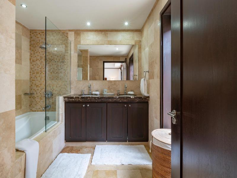 Coral Cove 1 , Beach Front , Paynes Bay , St James , West Coast 