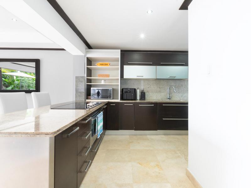 Coral Cove 1 , Beach Front , Paynes Bay , St James , West Coast 