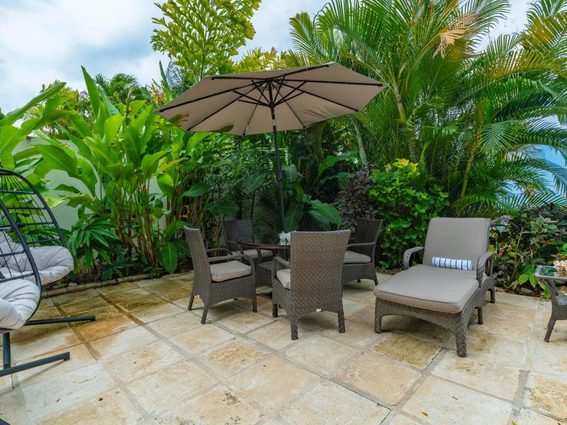 Coral Cove 1 , Beach Front , Paynes Bay , St James , West Coast 