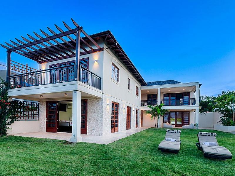 Villa Nevaeh, Beachfront , Long Bay 