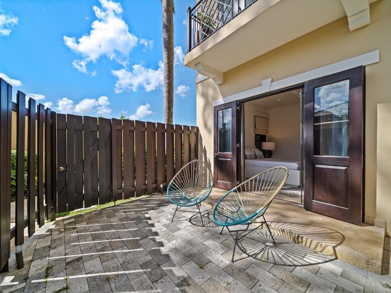 Sandy Cove 101- Beachfront , Beach Front , Paynes Bay , Sandy Cove , St James , West Coast 