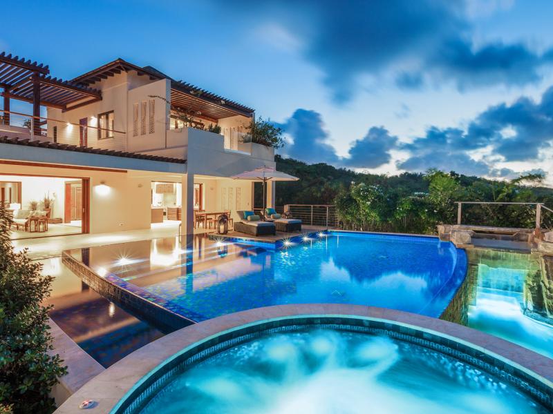 Villa Nevaeh, Beachfront , Long Bay 