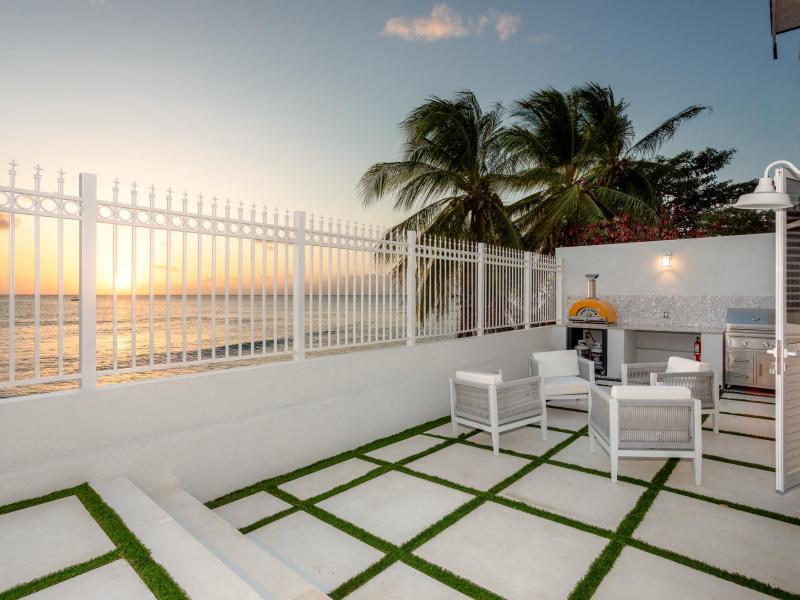 Sea Breeze Beach House , Beach Front , Fitts Village , St James , West Coast 