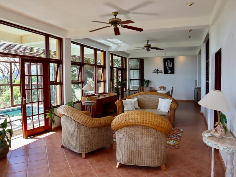 Sunrise Sunset Villa , Gros lset 