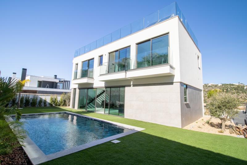 Newly Built 4-Bedroom Villa with Roof Terrace and Marina Views