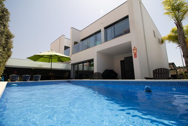 Modern 4-Bedroom Linked Villa Near Guia and Algoz, Central Algarve