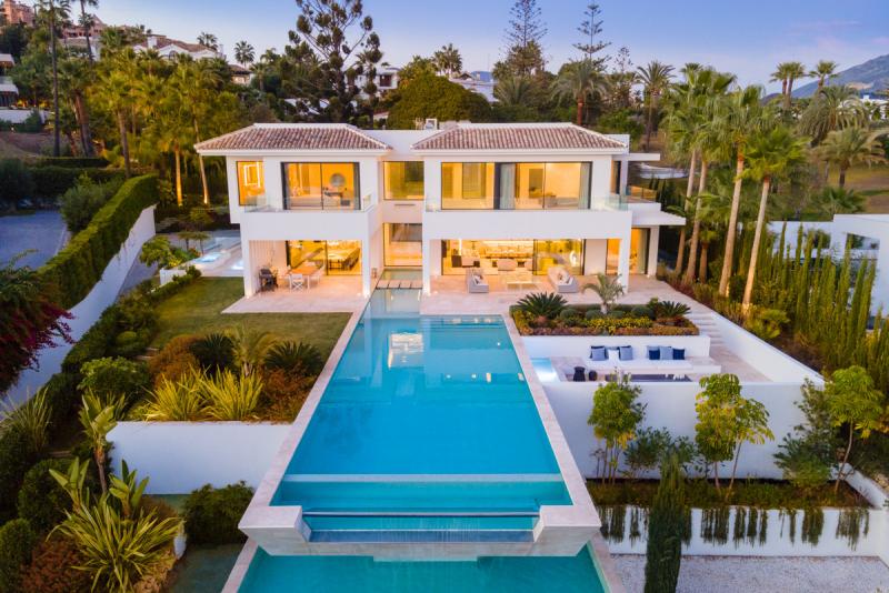 Villa for sale in Nueva Andalucia