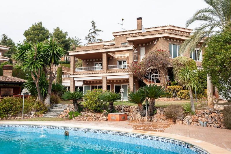 Elegant 7-Bedroom Villa with Guest Apartment