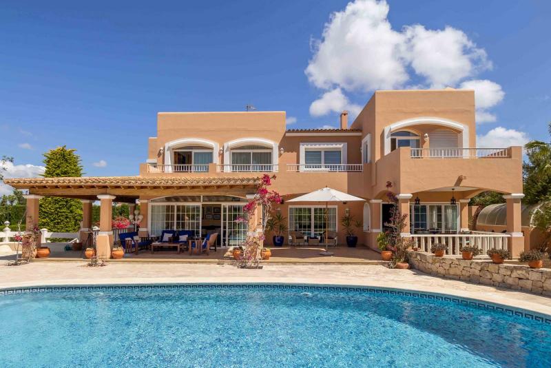 Luxurious Villa with Stunning Views in Can Bessó