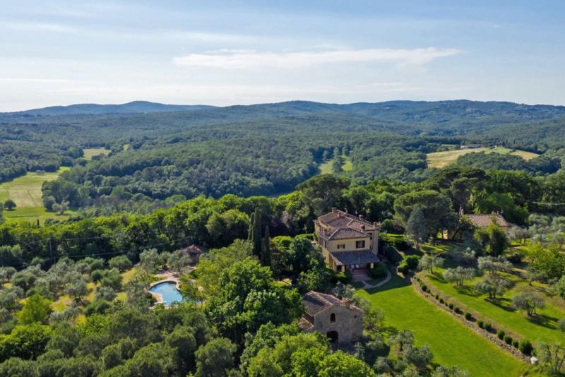 1700s Country Mansion with Pool, Spa & Guest Cottages