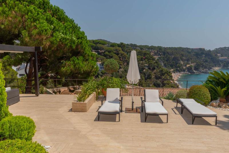 Spectacular Seafront Luxury Villa