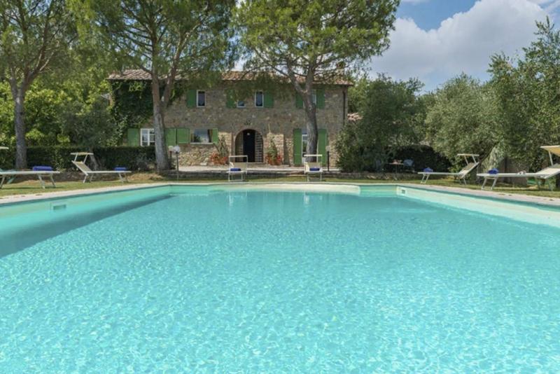 1800s Tuscan Country Villa with Pool for Sale in Cortona