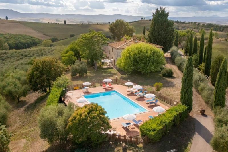 Prestigious Tuscan Estate for Sale Near Montalcino, Italy