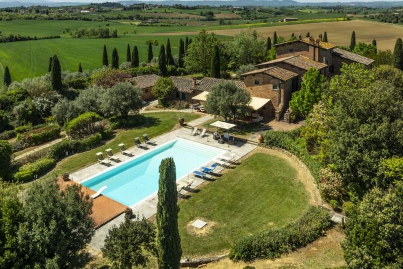 XVII-Century Tuscan Manor with Pool, Spa and Guest Houses for Sale Near Cortona