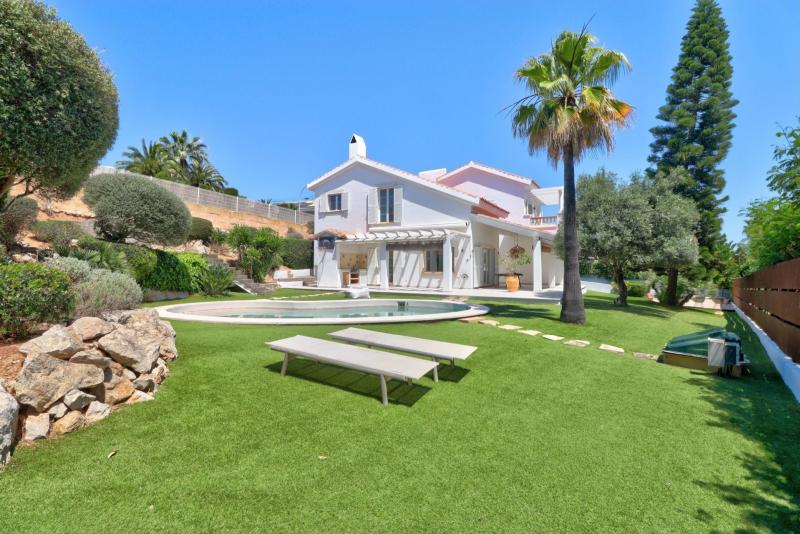 Luxury villa in a prime location in Santa Ponsa with sea views