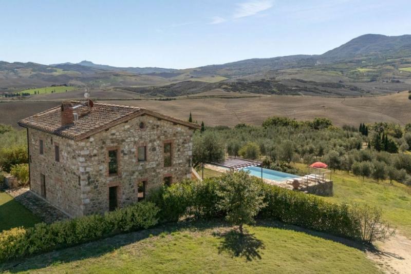 Restored Country House with Infinity Pool for Sale in Castiglion d’Orcia, Tuscany