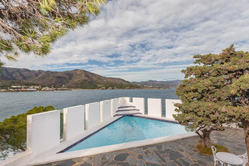 Rare Hilltop Villa with 360° Views