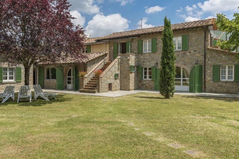 1800s Tuscan Country Villa with Pool for Sale in Cortona