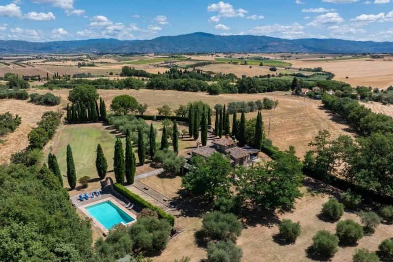 Historic Country Villa with Turret and Pool for Sale in Cortona, Tuscany